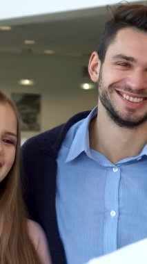 Araba alımlarını bitirirken mutlu bir çift, kadın arabanın anahtarını neşeyle tutarken satıcı hareketleriyle hareketler yapıyor. Yakışıklı adam kendinden emin bir şekilde onun yanında duruyor. Heyecan ve heyecanın vücut bulmuş hali.