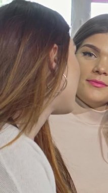 Üç canlı üniversiteli kadın, canlı bir çalışma seansını paylaşıyor. Canlı gülüşleri odayı aydınlatıyor ve heyecanlı tartışmalara giriyorlar. Sıcak atmosfer kahkaha ve yoldaşlıkla dolu, öğrenmenin ve gücün sevincini gösteriyor.