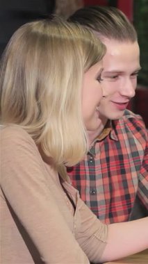 Genç ve çekici bireylerden oluşan canlı bir grup kadehlerini neşeli bir şekilde kaldırarak dostluğu ve güzel zamanları kutluyorlar. Şık bar ayarları kahkaha ve dostlukla uğulduyor. Neşeli Kafkas dostları unutulmaz bir şekilde paylaşıyorlar.