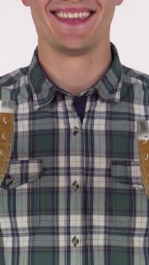 Neşeli bir adam zevkle ışıldar, gururla iki soğuk bira bardağını altın sıvıyla doldurur, sizi şenlikli neşeye katılmaya davet eder. Bu canlı sahne, Oktoberfest 'in özünü, sıcaklığı, dostluğu ve sevincini özetliyor.