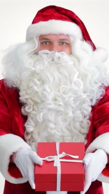 Jolly Noel Baba, gözlerinde bir pırıltı ve tüylü beyaz bir sakal ile, neşeli bir kırmızı hediye sunar parlak beyaz bir arka planda gıcır gıcır beyaz bir fiyonk ile süslenmiş. Bu güzel sahne, bayram neşesinin sıcaklığını ve alevlerini yansıtıyor.