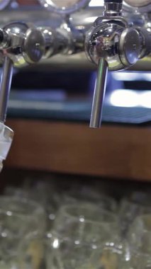 Yetenekli bir barmen ustaca soğutulmuş bardağı altın birayla doldurur, kenardan köpükler dökülürken, göz kamaştırıcı bir görüntü yaratır. Bu canlı sahne gece hayatının ruhunu temsil ediyor. Her döküm susuzluğa heyecan ve ferahlık getiriyor.