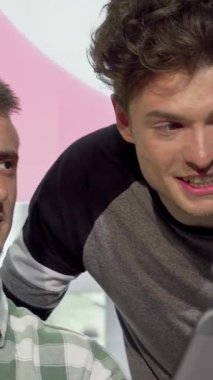 Değişik kolej öğrencilerinden oluşan canlı bir grup bir proje üzerinde tutkuyla işbirliği yapıyor, canlı ifadeleri coşku ve yaratıcılık yayıyor. Canlı atmosfer, takım çalışmalarını ve akademik keşiflerin neşesini gözler önüne seriyor.