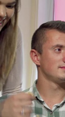 Değişik üniversite öğrencilerinden oluşan canlı bir grup, heyecan ve yaratıcılık saçan animasyon ifadeleri olan bir proje üzerinde tutkuyla işbirliği yapıyor. Sıcak atmosfer kahkahalarla ve canlı tartışmalarla dolu, takım çalışmasının sevincini gözler önüne seriyor ve