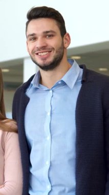 Zevkli beyaz bir çift, modern bir bayilikte parlak bir araba anahtarını ellerinde tutarken, parlak, parlak araçlarla mutlu bir şekilde ışıldıyor. Yakışıklı esmer adam kendinden emin bir şekilde baş döndürücü kız arkadaşının yanında duruyor.