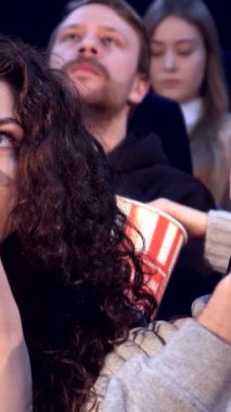 Loş bir sinemada, genç beyaz bir çift korku filminin gerilimine kapılır, ifadeleri korku ve heyecanın karışımıdır. Yakışıklı esmer adam ve güzel kız arkadaşı, kıvırcık saçlı, heyecan verici bir anı paylaşıyorlar.