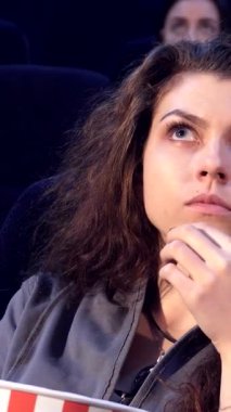 Loş bir sinemada, genç beyaz bir çift, tüyler ürpertici bir korku filminden büyülenerek koltuklarının kenarına oturur. Yakışıklı esmer adam ve güzel kız arkadaşı, korku ve heyecanla dolu bir anı paylaşıyorlar.