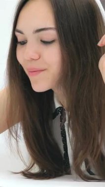 Uzun siyah saçlı ve şık giyimli keyifli genç bir kadın, bilgisayarına odaklanırken sevinçle online alışveriş yapıyor. Onun parlak gülümsemesi mutluluk saçıyor, dijital alışverişin heyecanını ve modern teknolojinin kolaylığını yakalıyor.