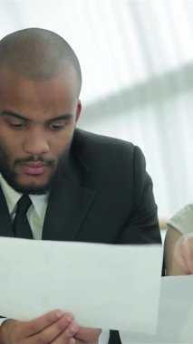 Aralarında bir kadının da bulunduğu dört kendinden emin işadamından oluşan bir grup, parlak, güneşli bir ofiste belgeleri incelerken tutkulu bir şekilde stratejileri tartışıyor. Animasyon ifadeleri ve işbirlikçi jestleri bir yenilik ortamı yaratıyor.