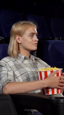 Işıl ışıl gülümseyen çekici genç bir kadın pofuduk bir sinema koltuğunda oturmuş canlı bir kova patlamış mısırı sallıyor. Onun sıcak daveti ve gevşek tavırları cezbedici bir atmosfer yaratıyor. Unutulmaz bir film gecesinde ona katılman için seni çağırıyor.