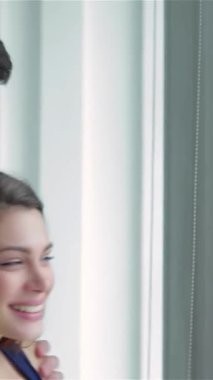 Işıl ışıl bir çift, renkli taşınan kutularla çevrili, güneşli bir pencerenin yanında duruyor. Birlikte yeni yolculuklarına başlarken sevgi ve heyecan saçıyorlar. Işıl ışıl gülümsemeleri ve samimi kucaklaşmaları parlak, havadar bir şekilde yeniden başlamanın hazzını yansıtır.