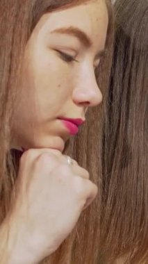 Sevimli genç kızların ev ödevlerine daldıkları, gülümsedikleri ve yaratıcı fikirlerini paylaştıkları canlı bir sahne. Animasyon tartışmaları ve bulaşıcı kahkahaları havayı doldurarak, ilham verici bir işbirliği ve akademik büyüme ortamı yaratıyor.