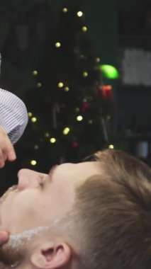 Şık bir berber dükkanında, yetenekli bir berber genç erkek müşterisini ustalıkla tıraş eder, dikkat çekici bir hassasiyet ve sanatsallık sergiler. Davetiye, klasik ortam deneyimi geliştirir, berberlerin yeteneklerini ve müşterileri ön plana çıkarır.