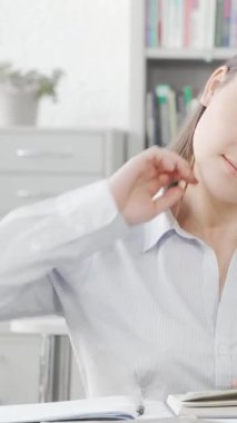 Nişanlı bir Asyalı kadın, kendini adama ruhunu somutlaştıran sakin bir kütüphanede kitaplardan oluşan bir denizin ortasında nazikçe sırtını uzatıyor. Bu huzurlu an, akademik başarıya olan bağlılığını vurguluyor. Sınavlara hazırlanıyor.