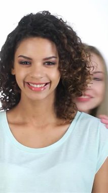 Asyalı, Afrikalı ve Kafkas kökenli üç hayat dolu genç kadın, zarif bir katlama perdesinin arkasından bakıp neşeyle gülüp fısıldaşarak keyifli bir anı paylaşıyorlar. Işıl ışıl gülüşleri ve anlamlı duyguları,