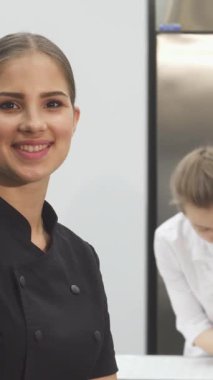 Işıl ışıl, siyah bir üniforma giymiş genç bir kadın aşçı, meslektaşı arkasında ki canlı mutfakta ustalıkla tatlılar yaparken, bir yandan da sevinçle ışıldıyor. Bu canlı sahne takım çalışmasının ve yemek pişirmenin ruhunu özetliyor.
