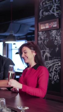 Canlı bir bar sahnesinde iki neşeli kız ve kadehlerini kaldıran bir adam dostluğu ve güzel zamanları kutluyor. Atmosfer heyecanla, kahkahalarla ve en sevdikleri futbola tezahürat eden bardaklarla uğulduyor.