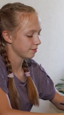 İki hevesli genç kız sanat derslerine dalmış renkli eserlerini cesaret verici bir öğretmene gururla sergiliyorlar. Bu canlı sahne yaratıcılığı ve işbirliğini yayıyor. Kızların yaratıcı ruhunu sıcak ve...