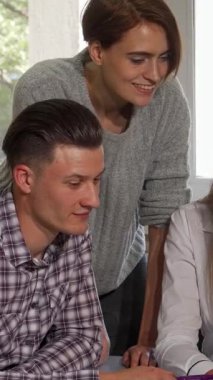 Dört üniversiteli arkadaş ve iki erkeğin bir dizüstü bilgisayarın etrafında toplandığı canlı bir toplantı. Projeleri için beyin fırtınası yaparken yüzleri coşkuyla parlıyordu. Bu canlı sahne takım çalışmasının ve akademik tutkuların özünü yansıtıyor.