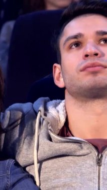 Kafkasyalı genç bir çiftin yakın plan görüntüleri sinematik bir maceraya dalmış, düşünceli esmer adam perdeye bakarken güzel kadın dikkatle izliyor. Konforlu koltukları, patlamış mısırları ve loş ışıkları