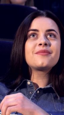 Kafkasyalı genç bir çiftin yakın çekimi sinemada derin bir maceraya daldı, esmer adam düşüncelere daldı ve güzel kadın perdeye baktı. Konforlu koltukları, patlamış mısırları ve loş aydınlatılmış tiyatroları...