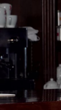 Neşeli bir barmen, şık bir ekose gömlek ve bakımlı bir sakal ile ışıldayan ahşap tezgahta köpüklü bir bardak bira sunar. Sıcak ışıklandırma ve kırsal dekorla zenginleşen barın davetkar atmosferi sahneyi hazırlar.