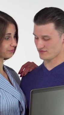 Şaşırmış, dalgalı saçları olan genç bir kadın ilginç erkek arkadaşıyla dizüstü bilgisayarını paylaşırken keyifle soluk soluğa kalıyor ve rahat ve canlı bir atmosfer yaratıyor. İfadeleri neşe ve merak yayar, beklenmedik bir keşfin heyecanını yakalar.