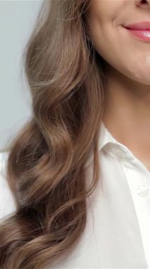 Çekici dudakları ve sıcak, davetkar gülümsemesiyle genç bir kadın yumuşak ve tarafsız bir zemine karşı boş bir kart tutuyor. Onun canlı mercan ojesi çarpıcı bir dokunuş katıyor, yaratıcılığı ateşliyor ve iletişim için sonsuz olanaklar sunuyor.