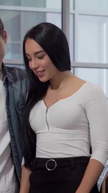 Genç ve neşeli bir çift galeride parlak bir otomobilin yanında duruyor ve bilgi kağıdını inceliyor. Uzun, siyah saçlı güzel kadın ve yakışıklı erkek arkadaşı, gelecekteki maceralarını hayal ederek, ışıl ışıl gülümserler.