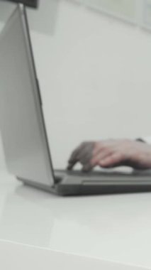 Çarpıcı bir sahnede göğüs kanseri farkındalığının güçlü bir sembolü olan pembe kurdele parıldayan bir doktor masasında silikon göğüs implantlarının yanına yerleştirildi. Bu düşünceli düzenleme sağlığın kritik önemini vurguluyor.