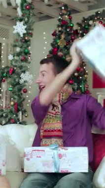 Heyecanlı genç bir çift, sıcak, şık giysiler içinde, güzel bir Noel harikalar diyarında birbirlerine güzel sarılmış hediyeler veriyorlar. Büyüleyici sahne parıldayan ışıklarla aydınlatılır. Renkli süslerle süslenmiş muhteşem bir Noel ağacı.