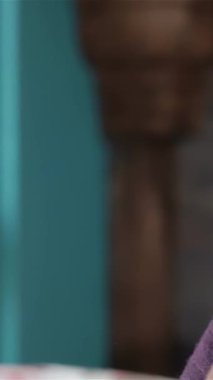 Genç, çekici, sarışın bir kadının yakın çekimi. Çenesini eline dayamış, hareketli bir kafede derin düşüncelere dalmış. Elinde ferahlatıcı bir içecekle, pencereden dışarı dikkatlice bakar, hayat dolu bir anın ortasında bir sükuneti somutlaştırır.