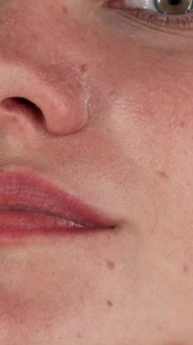 Çarpıcı bir yakın plan çekimi, canlı kırmızı saçları ve çarpıcı yeşil gözleri olan neşeli bir kadını yakalıyor. Işıl ışıl gülüşü, yeşil renkli bir arka planda sahneyi aydınlatıyor. Kusursuz cildi ve büyüleyici ifadesi özgüven yayıyor.