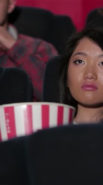 Neşeli bir çift donanma tiyatrosunda rahat koltuklarda oturur, büyük ekranda titreyen filme tamamen dalmış, istekli bir seyirci tarafından çevrelenmiş. Büyük bir patlamış mısır ve ferahlatıcı bir kova paylaştıklarında canlı atmosfer heyecanla uğulduyor.