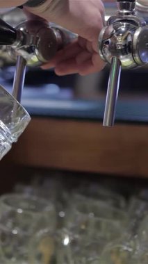 Yetenekli bir barmen, gece hayatı ve yoldaşlığın coşkulu ruhunu somutlaştırmak için buzlu bardağa bir bardak altın bira doldurur. Köpükler kabarcıklar yükselirken dans ediyor, susamış müşterileri çağıran mükemmel köpüklü bir taç yaratıyor.