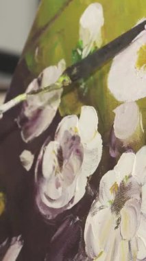 Kendini adamış sanatçılar bir boya fırçasını ustalıkla manevra yaparak canlı çiçeklerle dolu bir tuvale hayat aşılar. Sanatçının stüdyosundaki bu samimi fotoğraf yaratıcılık yayıyor, her fırça darbesinin ardındaki neşe ve duyguyu gözler önüne seriyor.