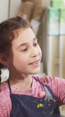 Neşeli bir baba ve büyüleyici kızı sanat stüdyolarında canlı renklerle dolu bir kaleydoskop içinde neşeli selfie çekerken kalıcı anılar yaratıyorlar. Bu iç açıcı sahne yaratıcılık ve aşkla dolup taşar, resim üzerine bağlarını sergiler.