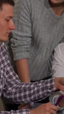 Güneşli bir ofiste çalışan genç profesyonellerden oluşan canlı bir grup evrak işleriyle ve animasyon tartışmalarıyla derinden ilgileniyorlar. Şık gözlüklü şık iş kadını çeşitli meslektaşlarına belgeleri incelerken ilham veriyor.