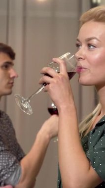 Neşeli bir çift, şık dairelerinin sıcaklığında güneşlenen kırmızı şarap kadehlerini paylaşır. Güzel kadın kameraya ışıl ışıl gülümsüyor. Samimi bir zarafetle dolu romantik bir akşamda aşkı ve bağlantıyı somutlaştırıyor.