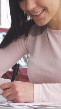 Işıldayan bir kadın, parlak ve parlak araçlarla çevrili rüya arabasının son evraklarını zevkle imzalar. Bu heyecan verici an, sahiplenmenin heyecanını ve açık yolda yeni maceralar vaat etmenin heyecanını temsil ediyor.