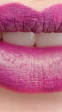 Bu büyüleyici makro çekim baştan çıkarıcı bir dişinin ağzını yakalıyor, hafifçe ayrılmış, parlak beyaz dişler sergiliyor sulu, pırıl pırıl erik dudaklar arasında. Işıl ışıl sarı bir zemin üzerine kurulmuş bu görüntü cazibe ve cazibe yayıyor.