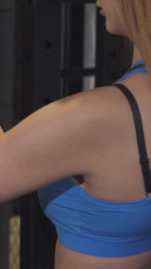 Kendini işine adamış bir kadın fitness koçu yoğun bir spor salonunda kadın müşterisine tutkulu bir şekilde rehberlik ediyor, canlı kırmızı dambılları kaldırırken doğru şekli vurguluyor. Bu güçlendirme sahnesi motivasyon ve takım çalışması yayar, gücünü gösterir ve...