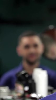 Yetenekli bir berber şık bir berber dükkanında zevkten dört köşe olan şık bir müşteriye şık bir kısa saç kesimi sunar. Modern mekan enerjiyle uğulduyor. Gösterişli tımar araçları ve erkeklik saçan şık dekorlarla vurgulanıyor.