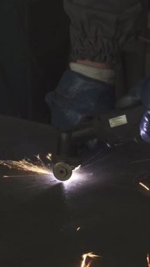 Yakın plan çekimde, kendini işine adamış bir metal işçisinin ustalıkla bir plazma kesiciyle çeliği keserek çalışma alanını aydınlatan nefes kesici kıvılcımlar saçtığını görüyoruz. Bu heyecan verici sahne, ağır sanayinin özünü yansıtıyor.