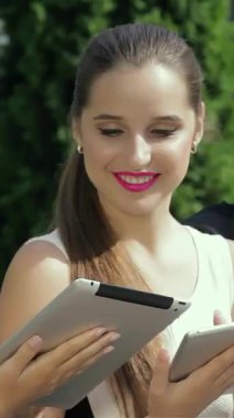 Üç güçlü iş kadını açık havada duruyor, her biri canlı sohbetler ve telefon görüşmeleri yapıyor, güven ve profesyonellik yayıyor. Şık kıyafetleri ve animasyon ifadeleri modern bir şirketin sergilendiği canlı bir sahne yaratıyor.