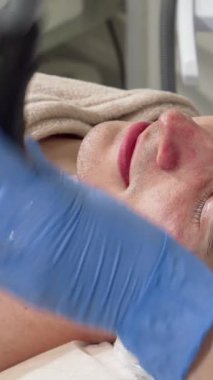 Yakışıklı bir adam bir tedavi yatağında rahatça uzanır, rahatlatıcı bir atmosferde sarılır, yetenekli bir kozmetikçi bir RF kaldırma işlemini ustalıkla yönetir. Gelişmiş ekipmanlar derisinin üzerinde yavaşça süzülüyor, umut verici canlandırma ve...