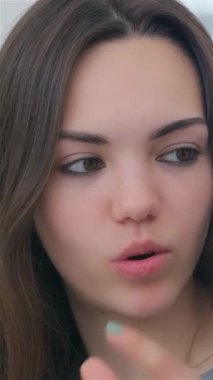 Yakın çekim genç, çekici bir iş adamını ve kadını canlı bir tartışmaya daldırır, parlak bir tabletteki verileri analiz eder. Yoğun ifadeleri ve canlandırılmış jestleri, canlı bir yenilik ve işbirliği ruhunu somutlaştırıyor.