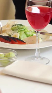 Canlı bir iş yemeği taze bir salata ve köpüklü bir bardak meyve suyu eşliğinde neşeli bir iş kadını ve erkek animasyon sohbetine girişir. Zarif bir terasa kurulmuş bu sahne profesyonel arkadaşlığı yansıtıyor ve...