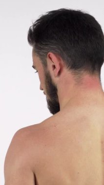 Bu büyüleyici dikiz aynası etkileyici pazılarını esneten, güç ve kararlılık saçan, üstsüz, atletik bir adamı gösteriyor. Temiz, minimalist arka plan kas yapısını vurguluyor, hayranlık uyandırıyor.