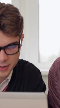 Gözlüklü şık bir beyaz adam, özenli erkek arkadaşlarını büyüleyen dizüstü bilgisayarından görüşlerini tutkuyla paylaşıyor. Esmer adam, sakallı adam dikkatle dinlerken, yakından eğilip, dolu bir atmosfer yaratıyor.